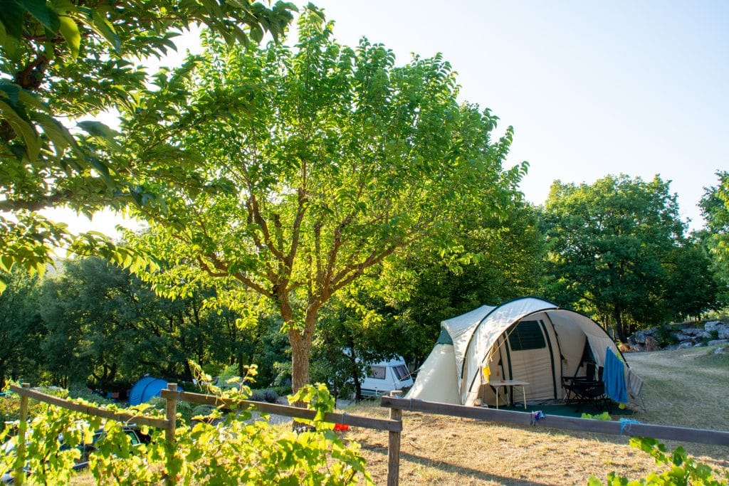 Emplacement de camping spacieux avec vue imprenable sur les paysages des Gorges du Verdon, idéal pour les tentes et les caravanes.