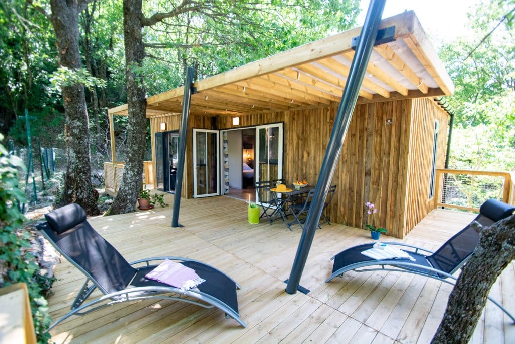 Location de mobil-home moderne et équipé dans un cadre verdoyant, parfait pour explorer les Gorges du Verdon.