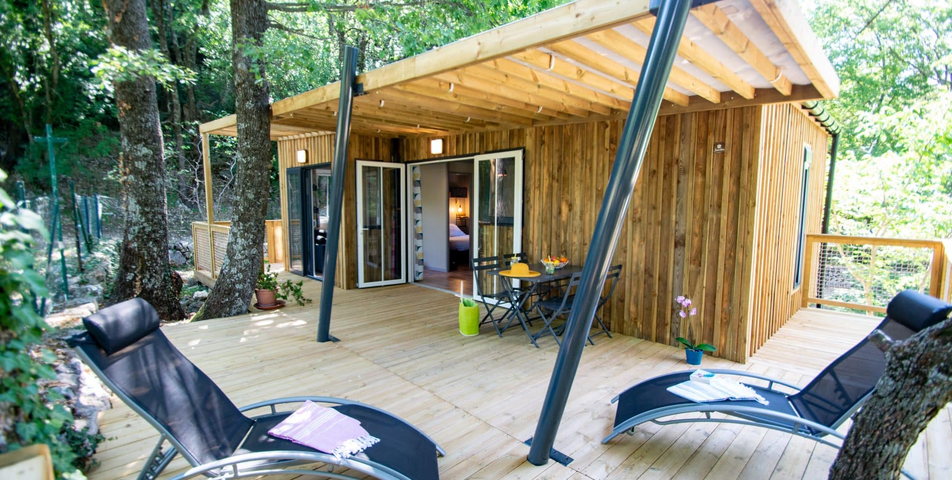 Location de mobil-home moderne et équipé dans un cadre verdoyant, parfait pour explorer les Gorges du Verdon.