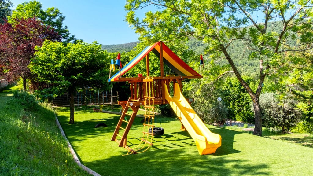 Aire de jeux pour enfants au camping 3 étoiles Les Restanques dans les Gorges du Verdon.