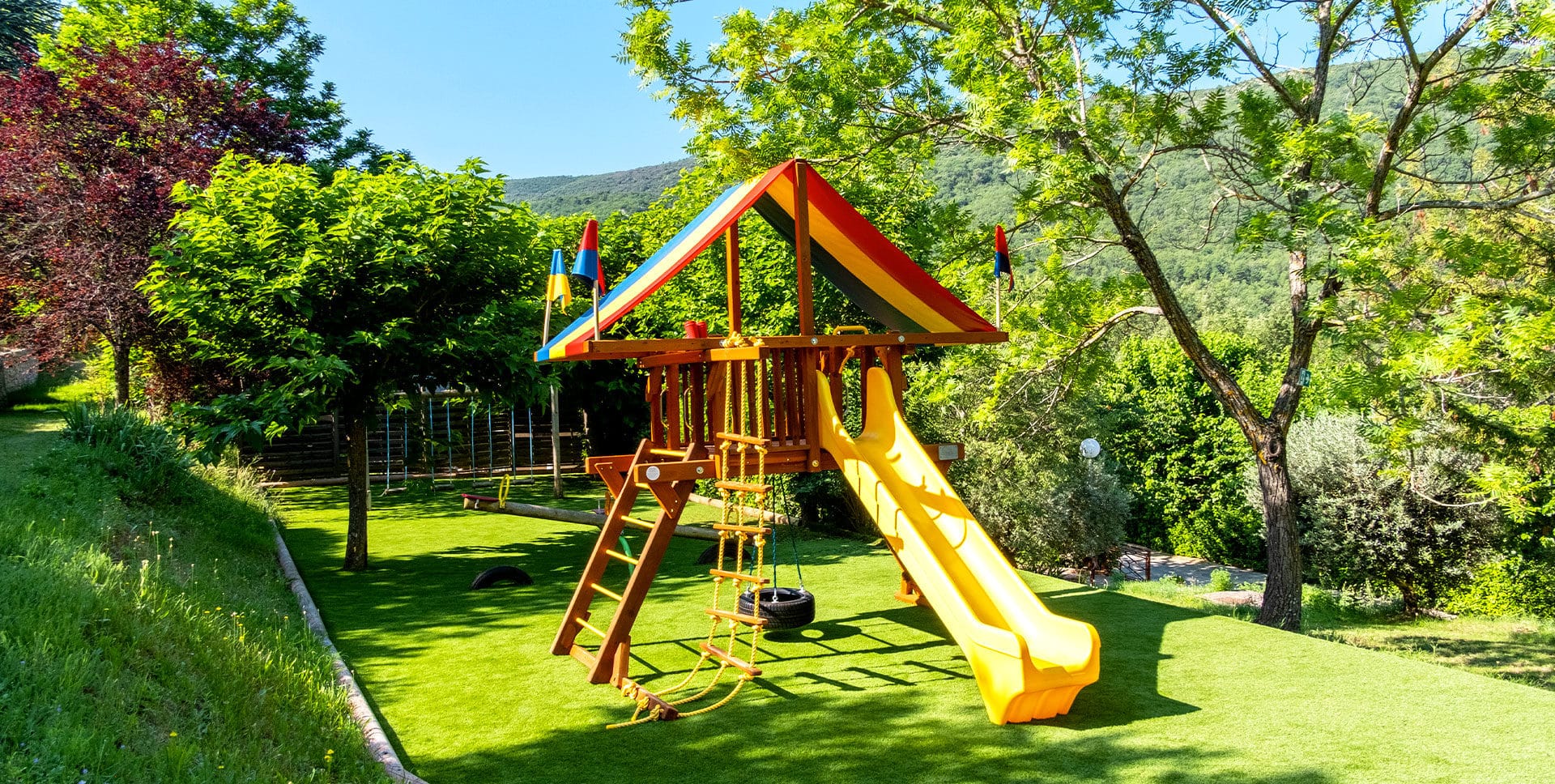Aire de jeux pour enfants au camping 3 étoiles Les Restanques dans les Gorges du Verdon.